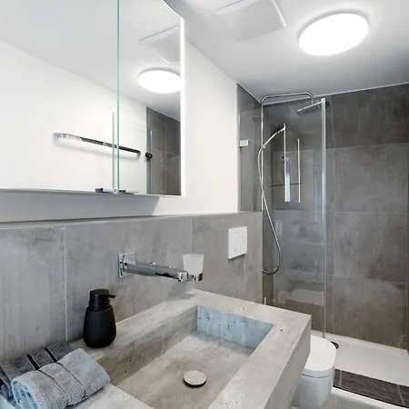 Neu Renovierte Dachgeschosswohnung 아파트